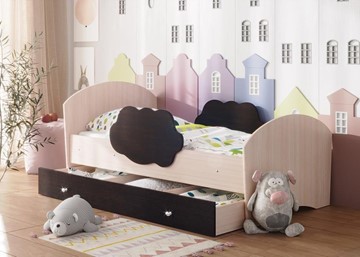 Детская кровать с бортиками Тучка с ящиком, корпус Дуб млечный, фасад Венге в Брянске
